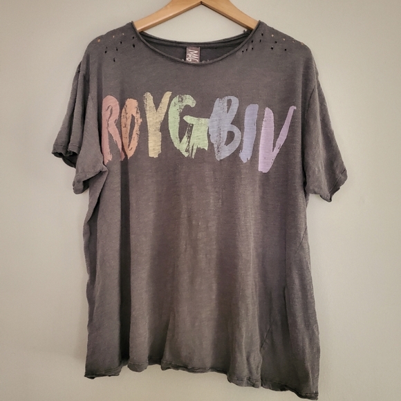 Magnolia Pearl Tops - Magnolia Pearl ROY G BIV Boyfriend Cut Rainbow Tee in Ozzy